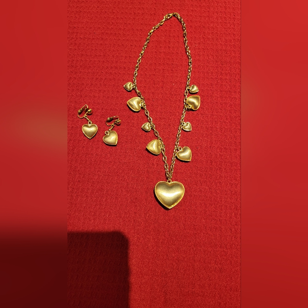 Puffy heart Goldtone Necklace w Clippon earrings